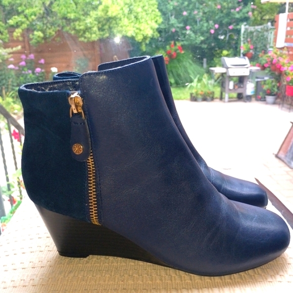 Isaac Mizrahi Shoes - NWT.ISAAC MIZRAHI KIERRA DARK BLUE LEATHER & SUEDE ANKLE BOOTS, 6.5W